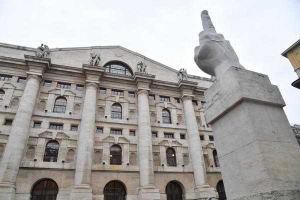 Borsa: Milano tiene (+0,3%), bene Azimut