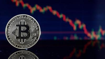 Giá Bitcoin xuống đáy 6 tháng