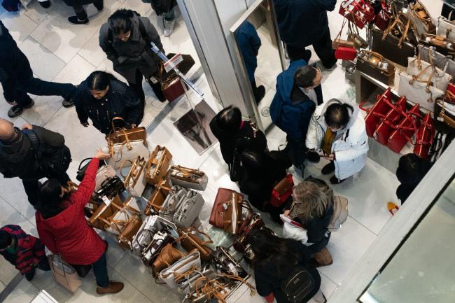 IPhones, Kindles at Top of Shoppers’ Lists: Black Friday Update