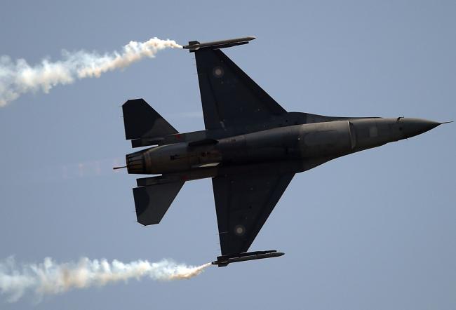 © Bloomberg. Pakistani F-16 fighter perform during a Pakistan Day military parade in Islamabad on March 23, 2018.  
