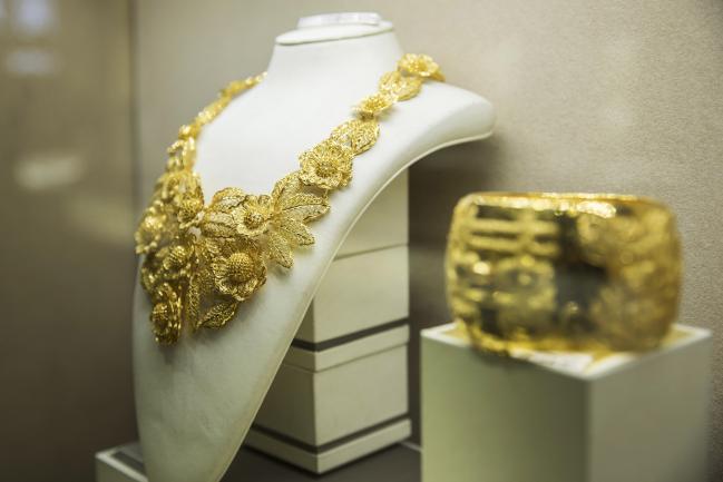 © Bloomberg. A gold necklace and a gold bangle sit on display at a Chow Tai Fook Jewellery Group Ltd. store in Shanghai, China, on Thursday, Feb. 1, 2018.