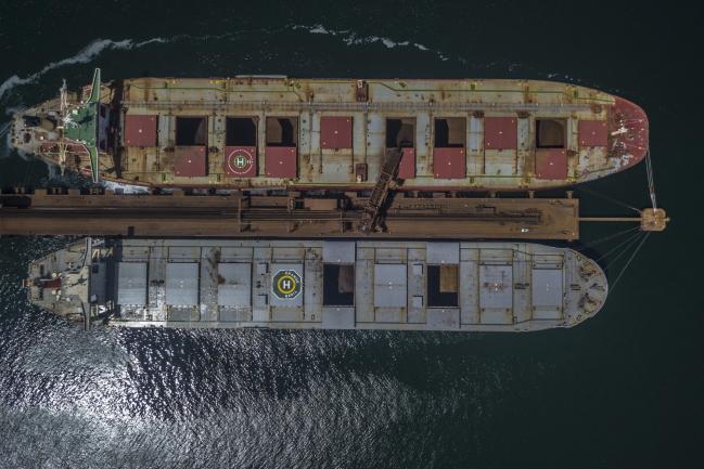 © Bloomberg. A machine loads iron ore into bulk carrier vessels at the Vale SA Guaiba Island Terminal in Rio de Janeiro, Brazil, on Monday, March 19, 2018. Photographer: Dado Galdieri/Bloomberg