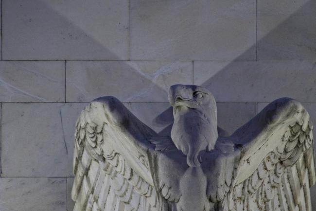 © Bloomberg. An eagle sculpture stands on the facade of the Marriner S. Eccles Federal Reserve building in Washington, D.C., U.S.