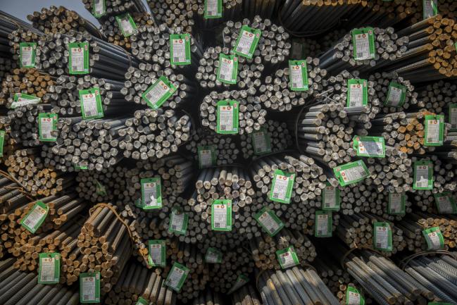 © Bloomberg. Bundles of steel rods are piled up at a steel depot on the outskirts of Shanghai, China, on Monday, March 26, 2018. China asked the U.S. to provide compensation for lost trade due to President Donald Trump’s proposed tariffs on steel and aluminum, in a preliminary step that could lead to a dispute between the two nations at the World Trade Organization. Photographer: Qilai Shen/Bloomberg