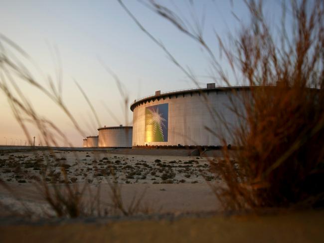 © Bloomberg. A logo sits on display on the side of a crude oil storage tank at the Juaymah tank farm at Saudi Aramco's Ras Tanura oil refinery and oil terminal in Ras Tanura, Saudi Arabia, on Monday, Oct. 1, 2018 Photographer: Simon Dawson