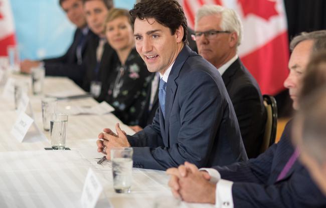 © Bloomberg. Justin Trudeau, Canada's prime minister, right, speaks during a roundtable discussion at the 2017 CERAWeek by IHS Markit conference in Houston, Texas, U.S., on Thursday, March 9, 2017. CERAWeek gathers energy industry leaders, experts, government officials and policymakers, leaders from the technology, financial, and industrial communities to provide new insights and critically-important dialogue on energy markets.