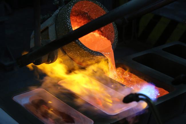 © Bloomberg. Molten silver catches alight as it pours into a mold during the casting of large silver ingots in the foundry at the JSC Krastsvetmet non-ferrous metals plant in Krasnoyarsk, Russia, on Friday, March 3, 2017. Krastsvetmet refines and releases nonferrous metals. Photographer: Andrey Rudakov/Bloomberg