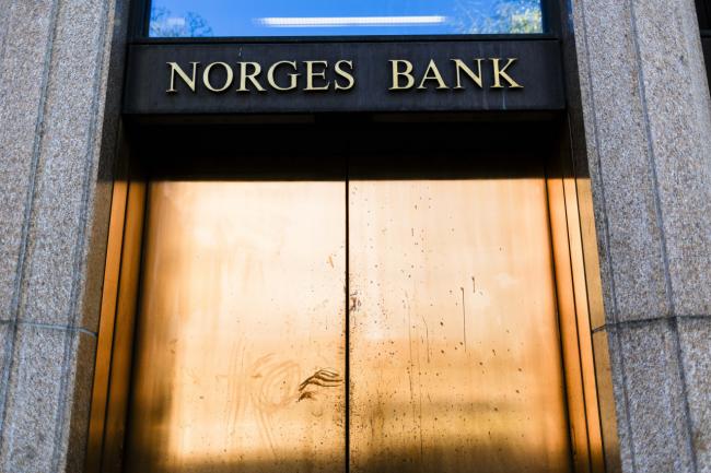 © Bloomberg. A sign sits above the closed entrance to the headquarters of Norges Bank, also known as the central bank, in Oslo, Norway. Photographer: Krister Soerboe/Bloomberg