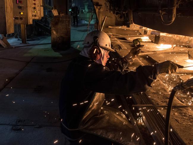 © Bloomberg. A worker oversees a machine converting liquid material into steel billets at a steel facility in San Luis Potosi, Mexico. 