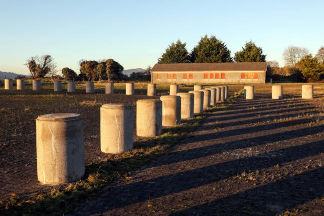 © Bloomberg. A disused customs control point sits boarded-up at the border between Northern Ireland and Ireland, near Dundalk in Ireland, on Wednesday, Nov. 23, 2016.