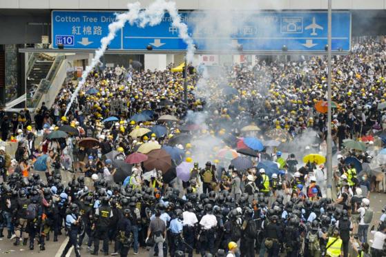 Notte di violenza a Hong Kong, ma la Borsa resiste