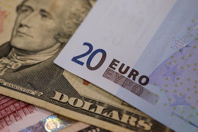 Euro Falls to Two-Year Low Amid Trade Concerns, Trump Ire