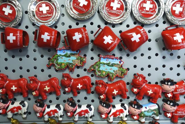 © Bloomberg. Novelty Swiss cow and cowbell fridge magnets hang on display inside a souvenir shop in Lugano, Switzerland, on Tuesday, Nov. 15, 2016. While the Swiss National Bank (SNB) admitted to interventions to weaken the franc following the Brexit referendum, it declined to comment after the U.S. election last week. 