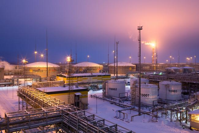 © Bloomberg. A flare stack burns beyond oil storage tanks at the Taneco Oil Refining and Petrochemical complex, operated by Tatneft PJSC, in Nizhnekamsk, Tatarstan, Russia, on Tuesday, March 5, 2019. Tatneft explores for, produces, refines, and markets crude oil. 