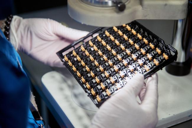 © Bloomberg. An employee inspects a tray of products at the Hi-P International Ltd. production facility in Singapore on Thursday, Oct. 5., 2017. Hi-P is heading for its largest annual profit on record, helped by its work for Apple. Its shares have more than tripled in 2017, which is by far the biggest gain on the FTSE Straits Times All Share Index. Photographer: Nicky Loh/Bloomberg