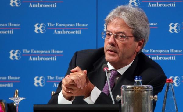 © Ansa. Gentiloni, meno migranti ma con umanità