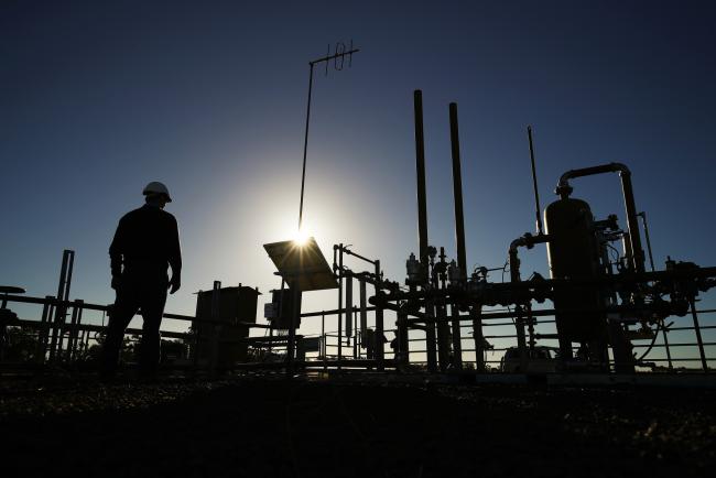 © Bloomberg. A Santos Ltd. pilot well operates on a farm property in Narrabri, Australia, on Thursday, May 25, 2017. A decade after the shale revolution transformed the U.S. energy landscape, Australia — poised to overtake Qatar as the world’s biggest exporter of liquefied natural gas — is experiencing its own quandary over natural gas. Photographer: Brendon Thorne/Bloomberg