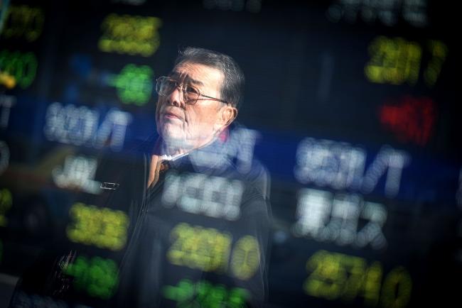 Asian Stocks Slip, Yuan Fluctuates on Virus News: Markets Wrap