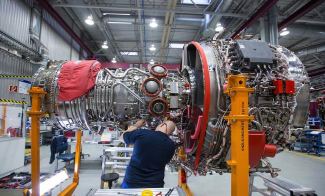 © Bloomberg. An employee works on a Rolls-Royce V2500 engine, which powers the Airbus 320 family of passenger aircraft, on the final assembly line inside Rolls-Royce Holdings Plc's aerospace unit factory in Dahlewitz, Germany.