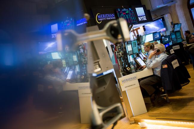 © Bloomberg. Traders work on the floor of the New York Stock Exchange (NYSE) in New York, U.S., on Monday, Jan. 22, 2018. Stocks edged higher as investors look toward a busy week of earnings. The dollar weakened and Treasuries halted a recent selloff as the U.S. government's partial shutdown dragged into a third day.