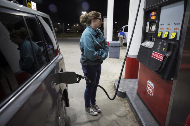 © Bloomberg. A customer fuels a vehicle at a Phillips 66 gas station in Shelby, North Carolina, U.S., on Wednesday, Jan. 24, 2018. Phillips 66 is scheduled to release earnings figures on February 2.