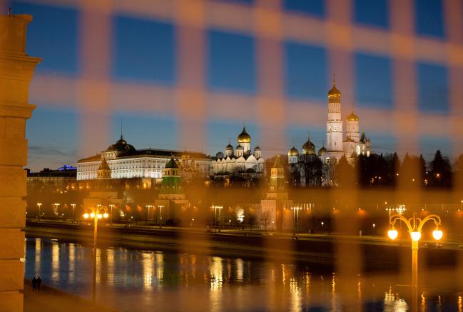 © Bloomberg. The buildings of the Kremlin complex sit beside the Moskva River in Moscow. Photographer: Andrey Rudakov/Bloomberg