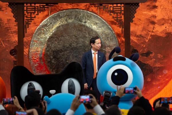Alibaba: vola ad esordio Borsa Hong Kong