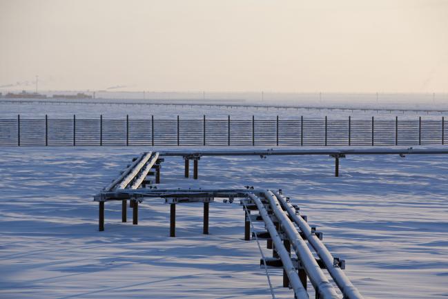 © Bloomberg. Pipelines carrying oil and other fluid run from an on-shore tie-in facility for the Caelus Energy LLC Oooguruk Development Project on the North Slope in Harrison Bay, Alaska, U.S., on Friday, Feb. 17, 2017.