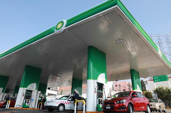 © Bloomberg. Automobiles refuel at Mexico's first BP Plc gas station in Mexico City, Mexico, on Friday, March 10, 2017. BP Plc said it will develop as many as 1,500 Mexican gasoline stations by 2022, deepening its commitment to become a major new player in the country's energy revival. Photographer: Susana Gonzalez/Bloomberg