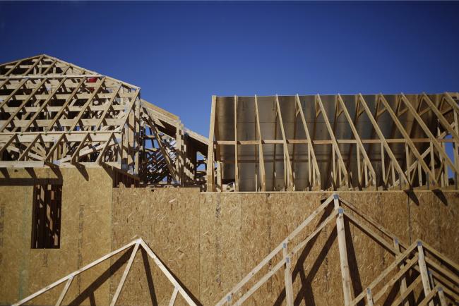 © Bloomberg. A home under construction stands in the Toll Brothers Inc. Regency at Palisades community in Charlotte, North Carolina, U.S. Photographer: Luke Sharrett/Bloomberg