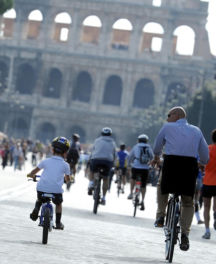 © Ansa. Italiani sempre più a piedi e in bici