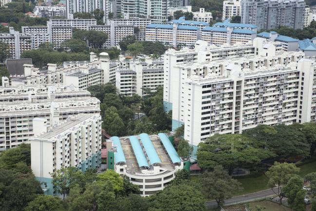 © Bloomberg. Residential blocks stand in Queenstown estate in Singapore, on Monday, Jan 15, 2018. Singapore sustained a comeback in home sales in December, boosting an annual tally that was already the highest since 2013. 