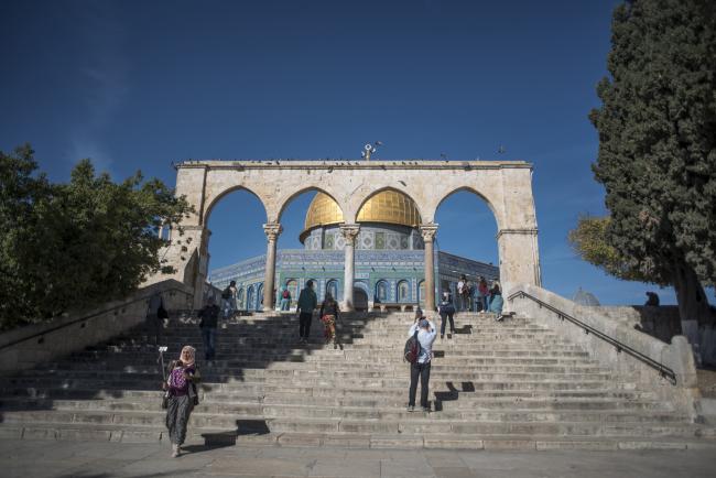 © Bloomberg. Visitors approach the entrance to the Dome of The Rock on Temple Mount in the Old City in Jerusalem, Israel. 
