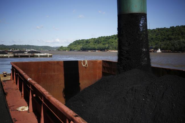 © Bloomberg. Coal is loaded onto a barge on the Ohio River. 