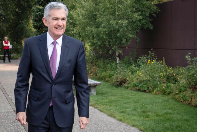 © Bloomberg. Jerome Powell walks the grounds during the Jackson Hole economic symposium, sponsored by the Federal Reserve Bank of Kansas City, in Moran, Wyoming, on Aug. 24, 2018. 