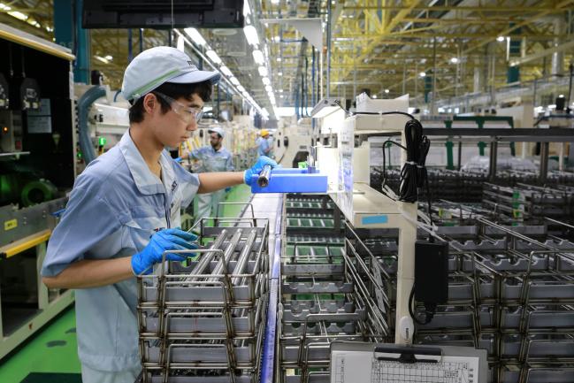 © Bloomberg. An employee works on the production line of Jtekt Corp's Hanazono plant in Okazaki, Aichi Prefecture, Japan, on Tuesday, July 10, 2018. JTEKT will make an announcement about a new factory in India by the end of the year, said president Tetsuo Agata, as the auto-parts maker aims to increase their current 33 percent market share in electric power steering. 