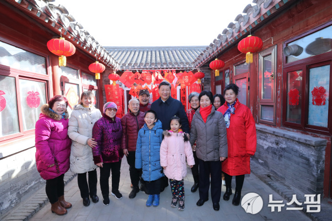 [사진] 춘제 맞아 시진핑 주석 베이징 전통 골목 '후퉁' 방문