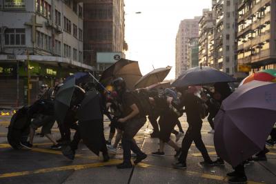 Hồng Kông chìm sâu vào suy thoái