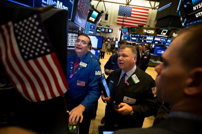 © Bloomberg. Traders work on the floor of the New York Stock Exchange (NYSE) in New York, U.S., on Friday, Oct. 26, 2018. The slide in U.S. stocks picked up speed, with the S&P 500 Index extending losses from its September record to 10 percent, as disappointing reports from technology bellwethers added to this week's turbulence in financial markets. 