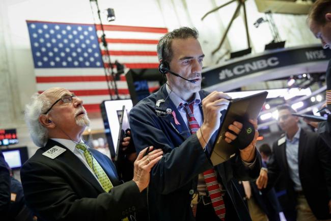 © Bloomberg. NEW YORK, NY - JUNE 21: Traders Gregory Rowe (R) and Peter Tuchman work on the floor of the New York Stock Exchange (NYSE) ahead of the closing bell, June 21, 2019 in New York City. U.S. stocks finished down slightly at the close on Friday but are still on pace for a strong month. (Photo by Drew Angerer/Getty Images)