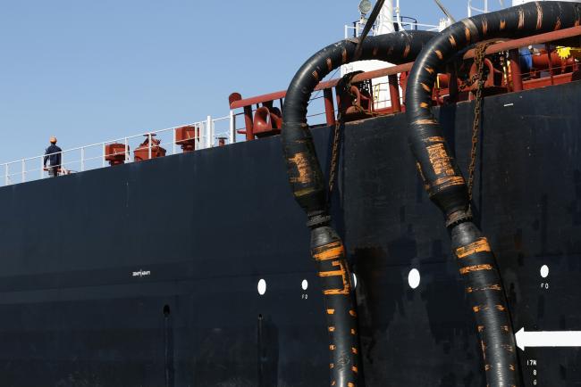 © Bloomberg. Oil pipes connect the Monte Toledo oil tanker to an offshore pumping station.