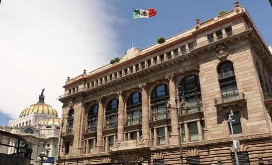 Banxico dice alza tasa por precios, riesgos; Espinosa disidente