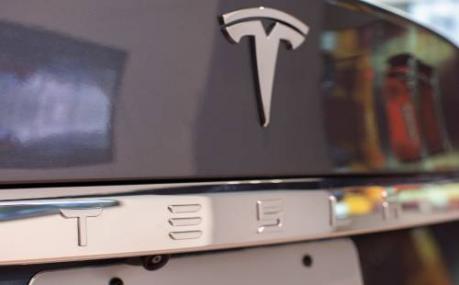 'Musk sprak met Softbank over Tesla'
