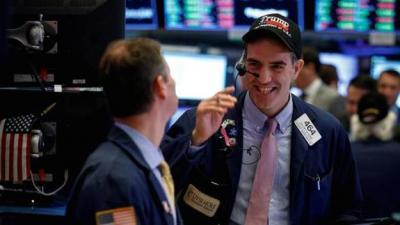 Dow Jones vọt hơn 300 điểm sau báo cáo việc làm tại Mỹ