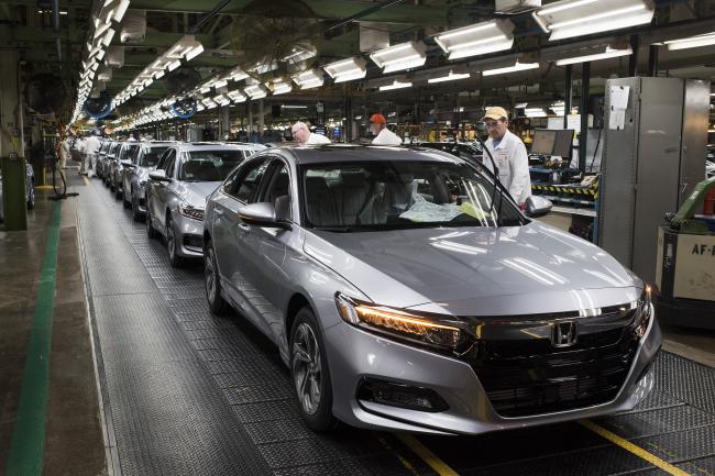 © Bloomberg. Employees look over 2018 Honda Accord vehicles before being driven off the assembly line at the Honda of America Manufacturing Inc. Marysville Auto Plant in Marysville, Ohio, U.S., on Thursday, Dec. 21, 2017.