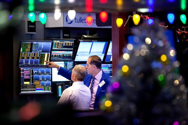 © Bloomberg. Traders work on the floor of the New York Stock Exchange (NYSE) in New York, U.S., on Monday, Dec. 18, 2017. Stocks kicked off the penultimate week of the year on a positive note after Republicans reached an agreement on the shape of U.S. tax cuts.