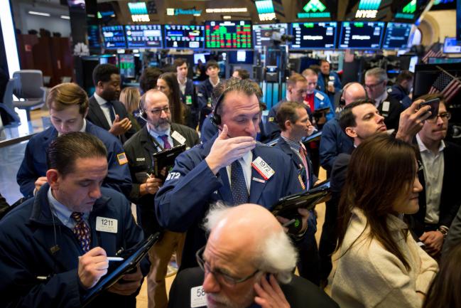 © Bloomberg. Traders work on the floor of the New York Stock Exchange (NYSE) in New York, U.S., on Friday, Jan. 19, 2018.