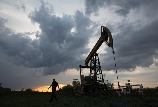 Oil Holds Near $50 on OPEC+ Hesitation Despite Signs of Surplus