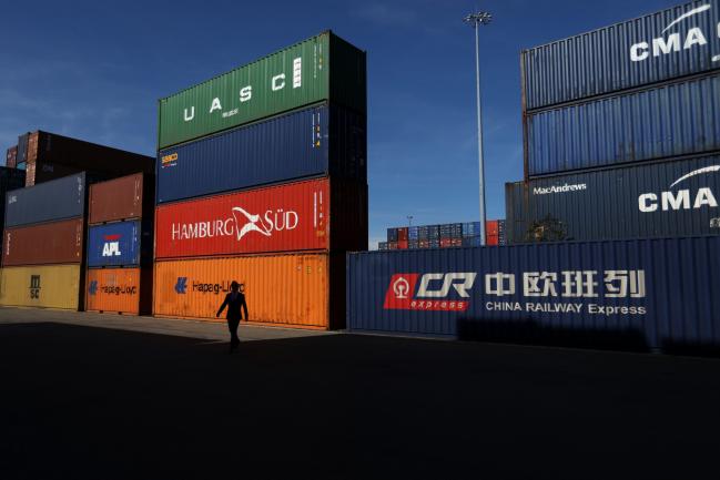 © Bloomberg. A China Railway Express Co. Ltd. shipping container, left, stands with other containers at Duisport shipping port in Duisburg, Germany, on Tuesday, Sept. 11, 2018. The trade route known in Beijing as the Belt and Road Initiative is spurring $1 trillion of investment on rail, highways and ports linking Europe and Asia. Photographer: Krisztian Bocsi/Bloomberg