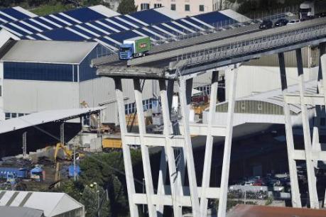 Eigenaar brug Genua keldert op beurs